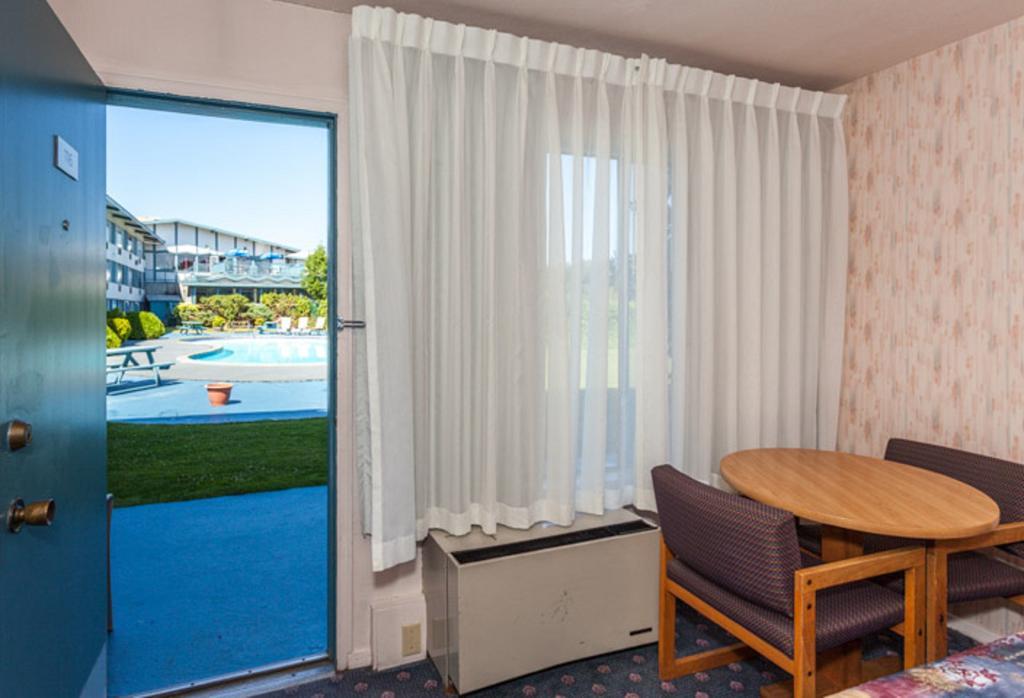 Howard Johnson By Wyndham Nanaimo Harbourside Bagian luar foto