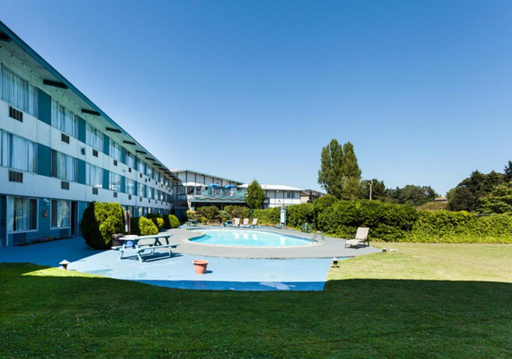Howard Johnson By Wyndham Nanaimo Harbourside Bagian luar foto