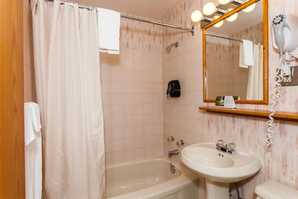 Howard Johnson By Wyndham Nanaimo Harbourside Bagian luar foto