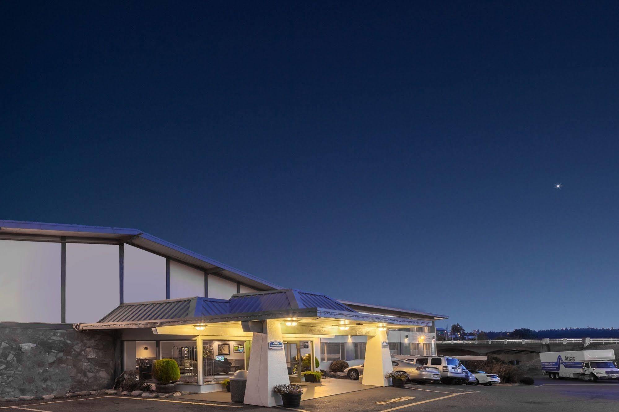 Howard Johnson By Wyndham Nanaimo Harbourside Bagian luar foto