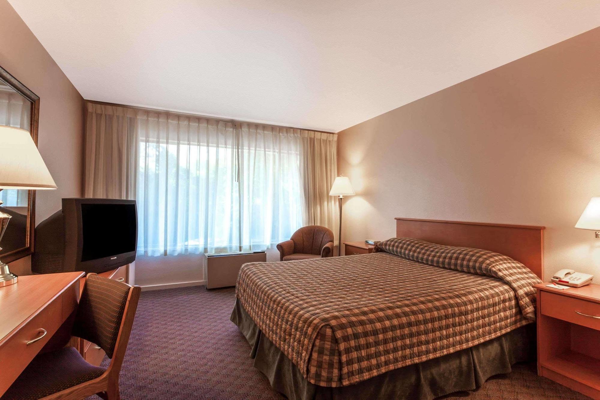 Howard Johnson By Wyndham Nanaimo Harbourside Bagian luar foto