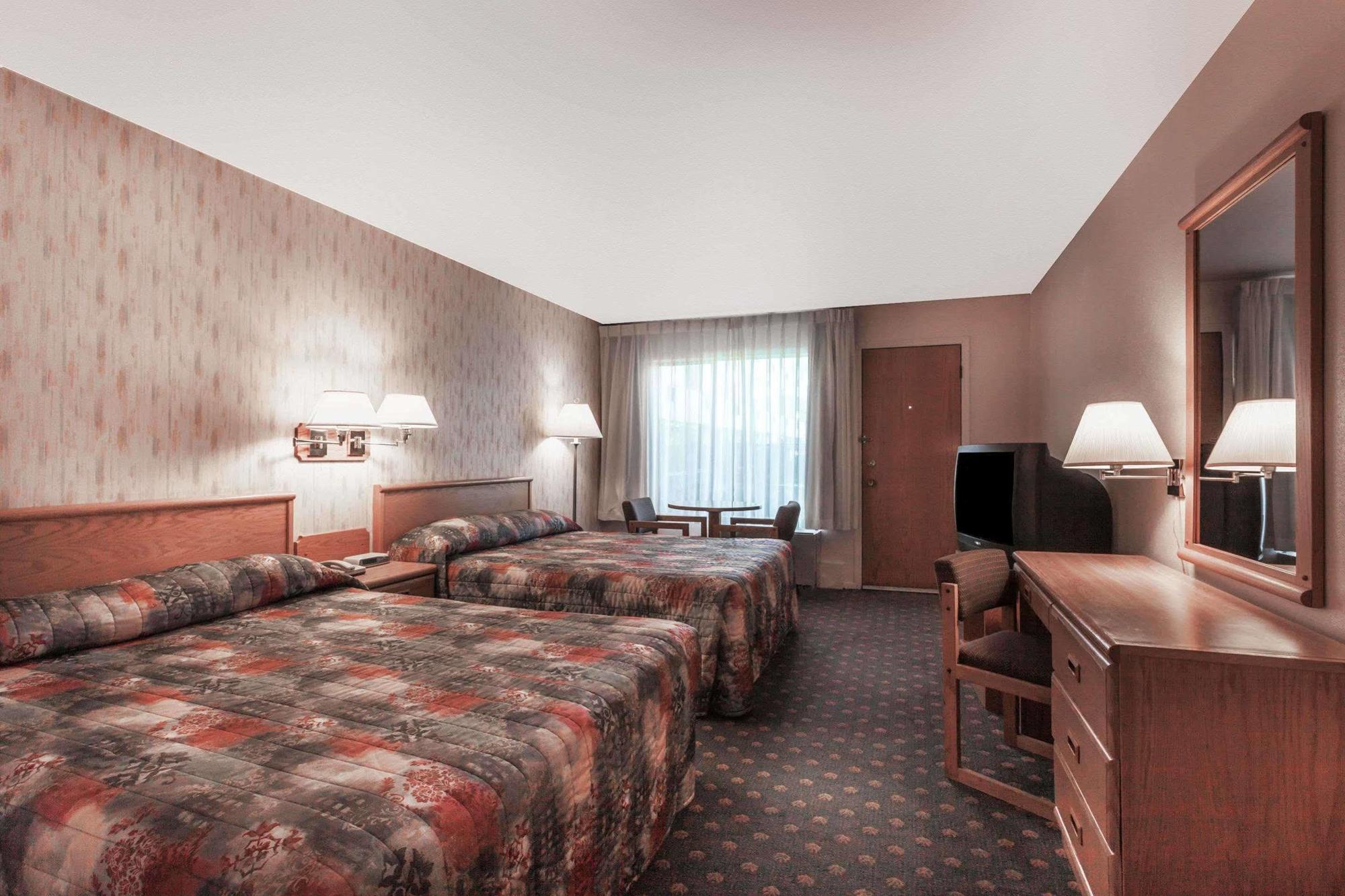 Howard Johnson By Wyndham Nanaimo Harbourside Bagian luar foto
