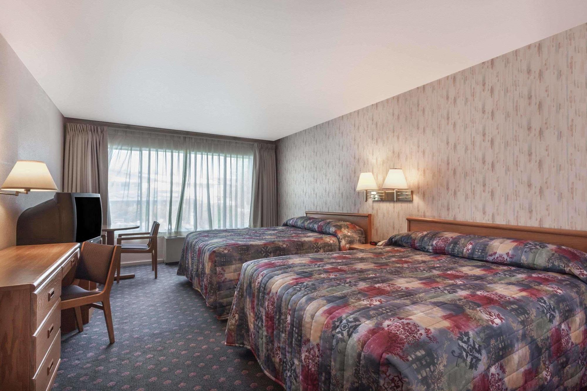 Howard Johnson By Wyndham Nanaimo Harbourside Bagian luar foto