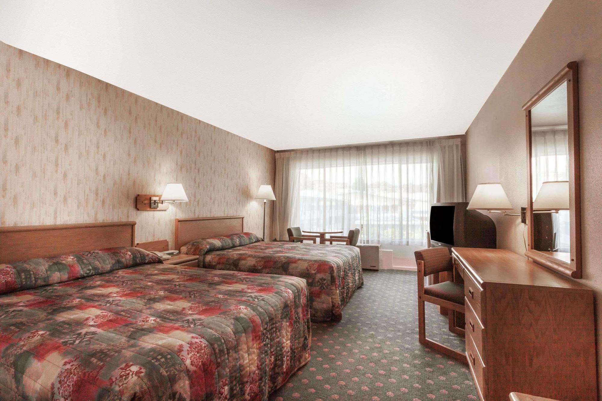 Howard Johnson By Wyndham Nanaimo Harbourside Bagian luar foto