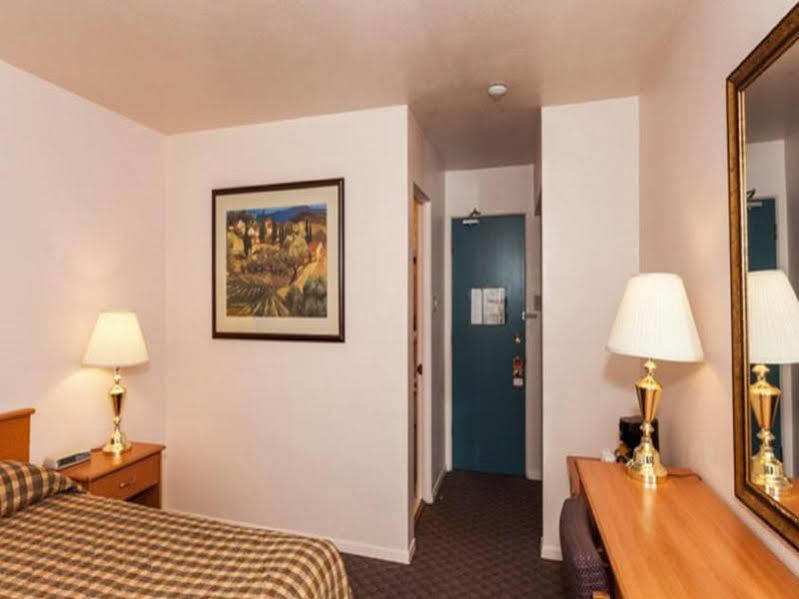 Howard Johnson By Wyndham Nanaimo Harbourside Bagian luar foto