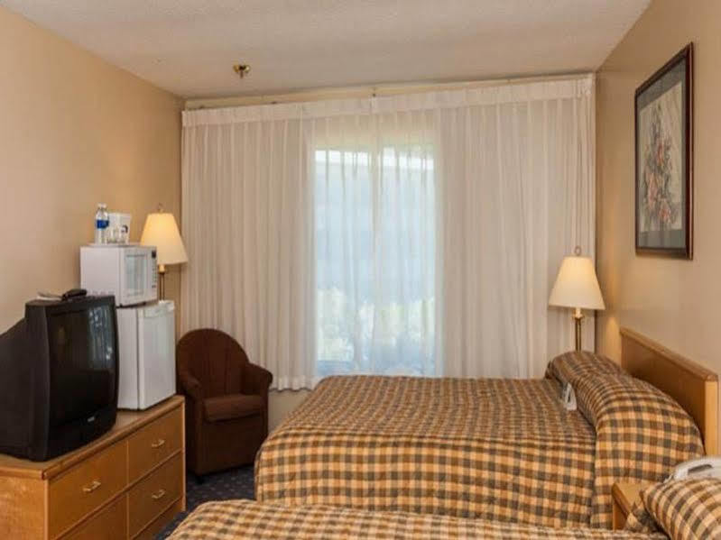 Howard Johnson By Wyndham Nanaimo Harbourside Bagian luar foto
