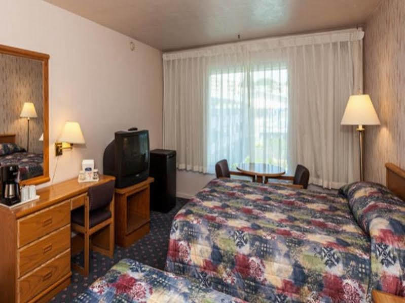 Howard Johnson By Wyndham Nanaimo Harbourside Bagian luar foto