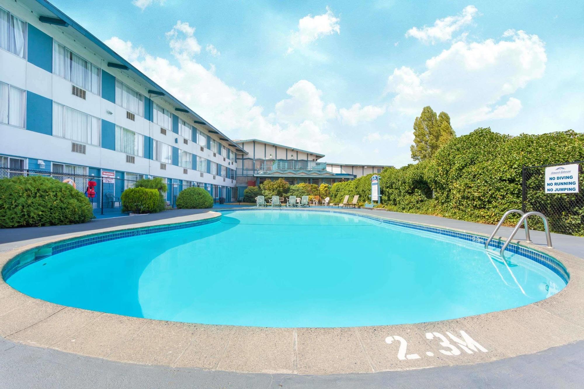 Howard Johnson By Wyndham Nanaimo Harbourside Bagian luar foto